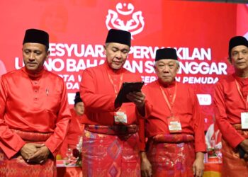 AHMAD Zahid Hamidi (dua kiri) bersama Bung Moktar Radin (dua kanan) semasa perasmian Mesyuarat UMNO Bahagian Sepanggar di Kota Kinabalu hari ini