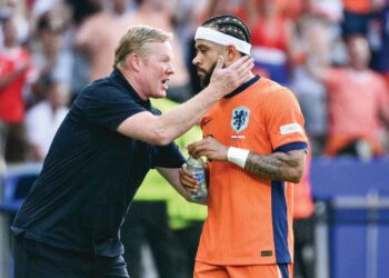 RONALD Koeman memberikan arahan kepada Memphis Depay ketika pasukannya menantang Austria dalam aksi Kumpulan D Euro 2024- AFP