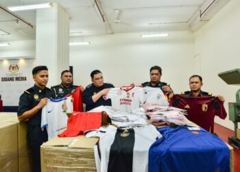 SEBAHAGIAN jersi tiruan yang dirampas dalam sebuan ke atas empat buah premis perniagaan dan stor penyimpanan di Jalan Petaling.
