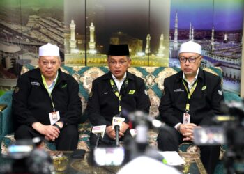 Mohd. Na'im Mokhtar (tengah) ketika  sidang akhbar penutup musim haji 1445H/2024 di Ibu Pejabat Tabung Haji  malam tadi.