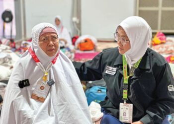 NUR Gayah Jamhari (kiri) bersama  Nurul Hidayah ketika ditemui di Arafah.