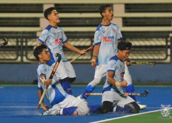 PEMAIN Anderson Thunderbolts meraikan kejayaan mengatasi Akademi Hoki MBPJ pada perlawanan Liga Hoki Remaja Kebangsaan Bahagian 1 di Stadium Azlan Shah Ipoh semalam. - UTUSAN