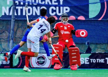 PEMAIN Perancis mengasak kubu Malaysia dalam aksi Piala Negara-Negara di Poland, kelmarin. - IHSAN KONFEDERASI HOKI MALAYSIA