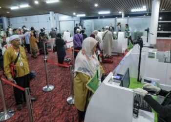 PENGAMBILAN cap jari serta semakan data jemaah haji Malaysia dijalankan secara terus di KLIA sebelum data tersebut disalurkan ke pangkalan sistem haji Arab Saudi.