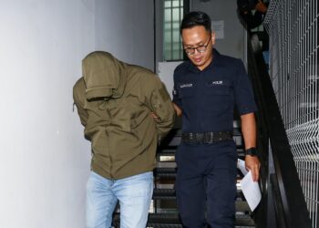 SAIBULLAH Zaid Abdul Halim dituduh menerima suapan daripada pengarah sebuah syarikat tujuh tahun lalu didakwa di Mahkamah Sesyen Ipoh hari ini. - UTUSAN/MUHAMAD NAZREEN SYAH MUSTHAFA