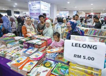 PENGUNJUNG tidak melepaskan peluang mendapatkan pelbagai pilihan buku dengan harga istimewa pada hari terakhir penganjuran Pesta Buku Antarabangsa Kuala Lumpur (PBAKL) 2024 di Pusat Dagangan Dunia (WTC), Kuala Lumpur, semalam. – UTUSAN/AMIR KHALID