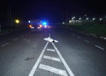 PEKERJA kilang yang maut selepas motosikal ditunggangnya terbabas dan melanggar papan tanda di Jalan Perindustrian Pengkalan Ipoh hari ini. - UTUSAN/IHSAN PDRM