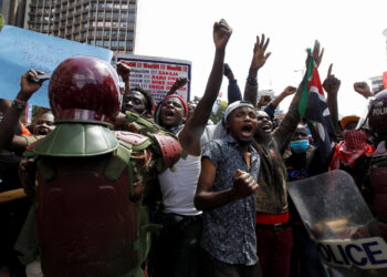 KUMPULAN penunjuk perasaan dikawal pihak polis sebelum demontrasi bertukar ganas di Nairobi, Kenya.- AGENSI