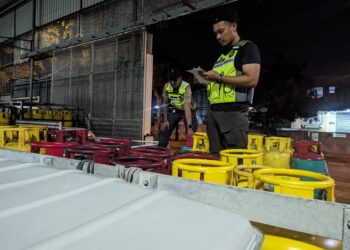 KPDN melakukan sitaan berkait penjualan LPG melebihi harga
kawalan yang ditetapkan di Bandar Bukit Puchong, Puchong, Selangor. - GAMBAR KPDN