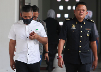 MOHD. Fared Ramli (kiri) semasa menghadiri prosiding perbicaraan di Mahkamah Sesyen Kota Bharu, Kelantan. - UTUSAN/ROSMIZAN RESDI