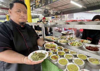 ISWADEE Ismail menunjukkan pelbagai jenis masak lemak yang disediakan di  Janggut Salai House.
