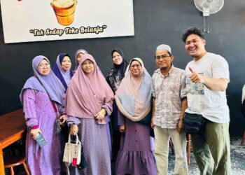 MOHAMAD Fakhrullah Shahran (kanan) ceria melayan pelanggan di Tong Kayu Cafe.