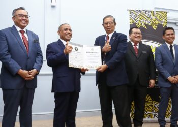 SAARANI Mohamad (dua dari kiri) menyampaikan watikah pelantikan sebagai 'pemimpin angkat' kontinjen Sukma Perak kepada Exco Perak, Datuk Seri Mohammad Nizar Jamaluddin di Ipoh hari ini. - UTUSAN/MUHAMAD NAZREEN SYAH MUSTHAFA