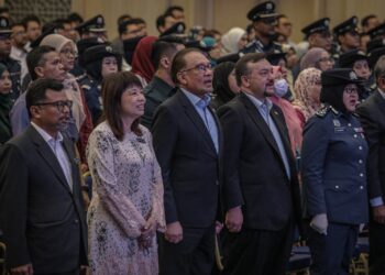 ANWAR Ibrahim ketika majlis perhimpunan bulanan bersama Warga Kementerian Kewangan di Putrajaya. - UTUSAN/FAIZ ALIF ZUBIR
