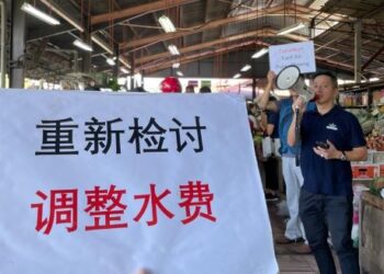 OH Tong Keong (kanan) ketika berkempen bersama jentera Gerakan dan Pe­rikatan Nasional di sebuah pasar awam di Puteri Gunung, Sungai Bakap semalam.