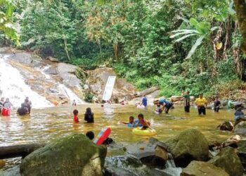 PENGUNJUNG beriadah di kawasan perkelahan air terjun Lata Kinjang dekat Tapah, baru-baru ini.  
– UTUSAN/AIN SAFRE BIDIN