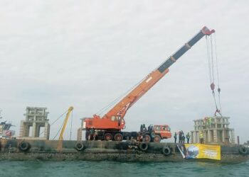 KAPAL Jabatan Perikanan yang dinaiki Raja Iskandar Dzurkarnain Sultan Idris merapati ponton yang membawa tukun tiruan di perairan berhampiran Pulau Sembilan, Lumut, semalam.
