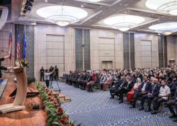 ANWAR Ibrahim menyampaikan ucapan pada Majlis Perhimpunan Bersama Warga Kementerian Kewangan di Putrajaya, semalam. – UTUSAN/FAIZ ALIF ZUBIR