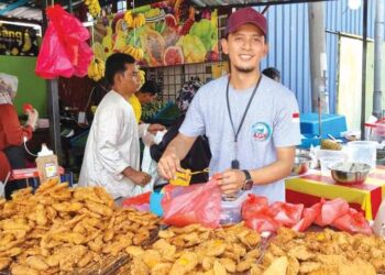 MOHAMAD Hisyamudin di hadapan sebuah gerai pisang goreng yang dibekalkan olehnya.