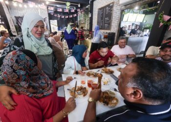 SALBIAH Mohamed (dua dari kiri) beramah mesra dengan usahawan pada program 'Open Mic With Kak Sal' di Seri Iskandar, Parit hari ini. - UTUSAN
