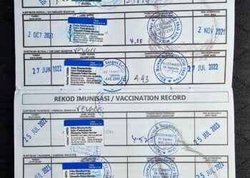 BUKU rekod vaksin akan diberikan kepada pemilik selepas menerima suntikan vaksinasi di klinik veterinar.
