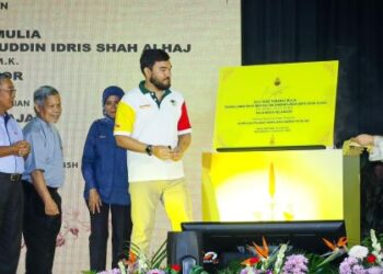 TENGKU Amir Shah Sultan Sharafuddin Idris Shah berkenan merasmikan Kompleks Pejabat Kerajaan Daerah Petaling dan Program Ibadah Korban Gagasan Rumpun Selangor Daerah Petaling di Pejabat Daerah dan Tanah Petaling, Shah Alam, Selangor, hari ini. - UTUSAN/SADDAM YUSOFF