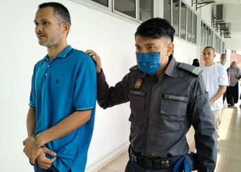 SUPHACHAI Awaekuechi (kiri) dijatuhi hukuman denda RM20,000 selepas mengaku bersalah di Mahkamah Sesyen Kuala Kangsar hari ini atas pertuduhan memiliki barang kawalan iaitu minyak petrol, April lalu. - UTUSAN