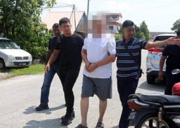 SUSPEK lelaki yang ditahan bagi membantu siasatan kematian isterinya di Kampung Simee, Ipoh hari ini. - UTUSAN
