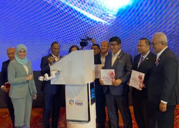 ZAMBRY Abd Kadir (dua dari kiri) ketika menandatangani plak pada robot sebagai simbolik pelancaran MTUN Advanced TVET 2030, Malaysia-China Kaiwu Workshop, hari ini.