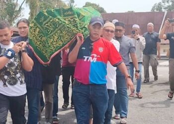 MOHD. Shobir Ahmad (kanan, depan) turut membantu mengusung jenazah Allahyarham Zulkifly Yusof untuk dibawa ke Tanah Perkuburan Islam Kampung Temerlok Trong, Bukit Gantang, hari ini. - UTUSAN/WAT KAMAL ABAS