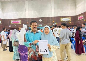 Huda Abd. Razak bersama ibu, Junainah semasa mengambil keputusan SPM di Seremban, baru- baru ini.