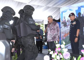 AHMAD Zahid Hamidi melakukan gimik perasmian pengoperasian IPD Bagan Datuk di Hutan Melintang hari ini. - UTUSAN/ZULFACHRI ZULKIFLI