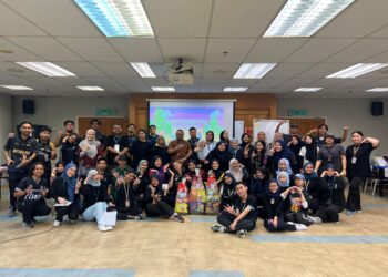 PARA pelajar dari Fakulti Komunikasi dan Pengajian Media, Universiti Teknologi Mara (UiTM) yang menjayakan Program Latihan Komunikasi Kepimpinan Tanpa Sempadan atau  Blossom.