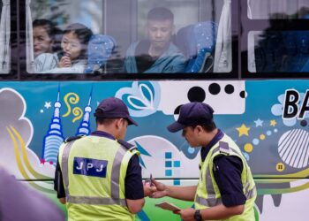 JABATAN Pengangkutan Jalan (JPJ) menngadakan operasi bersepadu bas pelancongan dan ekspres di Stesen Penguat Kuasa JPJ Gombak, hari ini.