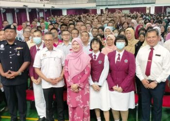 FADHLINA Sidek (tengah) bersama pelajar pada Pelancaran Program Anti Buli Peringkat Daerah Kerian di SMJK Kerian di Parit Buntar, Perak, hari ini. - UTUSAN/WAT KAMAL ABAS