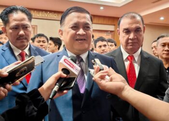 MOHD. Arifin Mohd. Arif (tengah) semasa ditemui selepas pelancaran Portal Tajaan Pendidikan Sabah di Menara Kinabalu di Kota Kinabalu semalam.