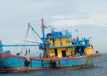 SEBUAH bot nelayan tempatan yang menggunakan kru warga asing ditahan Maritim Malaysia di perairan Kemaman di Terengganu. – UTUSAN/NIK NUR IZZATUL HAZWANI NIK ADNAN