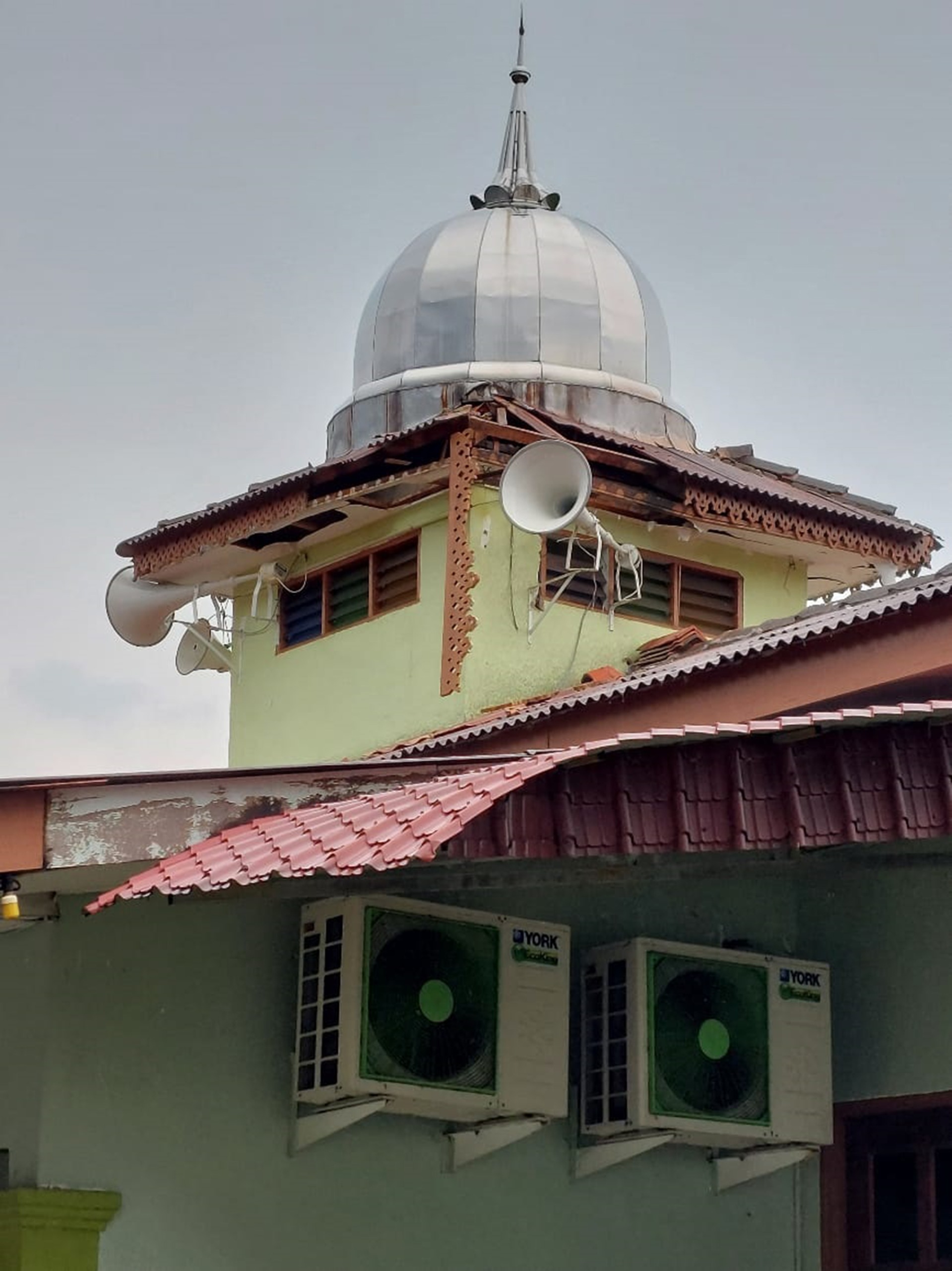 Wang tabung diguna baiki surau rosak