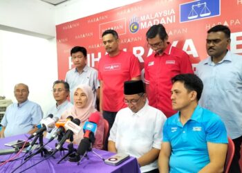 NURUL  Izzah Anwar (duduk, tengah) semasa sidang akhbar di Bilik Gerakan Utama PH di Nibong Tebal, Pulau Pinang.