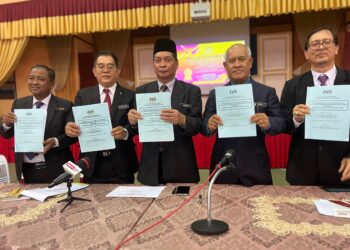 MAHADHIR Ismail (tengah) menunjukkan keputusan GPN Kedah untuk STPM 2023 pada sidang akhbar di Kolej Tingkatan Enam Sultan Sallehuddin, Alor Setar.
