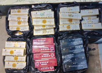 ANTARA rokok pelbagai jenama yang dirampas menerusi pemeriksaan ke atas sebuah kontena ditinggalkan di Ladang Kenaf, Chuping, Padang Besar, Perlis, semalam. -UTUSAN
