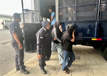 DUA tertuduh di bawa masuk ke Kompleks Mahkamah Kangar, Perlis, hari ini bagi menghadapi pendakwaan atas kesalahan eksploitasi seks melibatkan dua remaja bawah umur pada 2 Julai lalu. -UTUSAN/ASYRAF MUHAMMAD