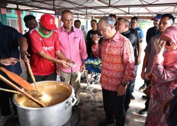 MUHYIDDIN Yassin (dua dari kanan) berkesempatan beramah mesra bersama penduduk sewaktu mengikuti Program Semarak Kasih Bersama Masyarakat di Kampung Warna-Warni Seberang Ramai, Kuala Perlis, Perlis, hari ini. -UTUSAN/IZLIZAN OTHMAN