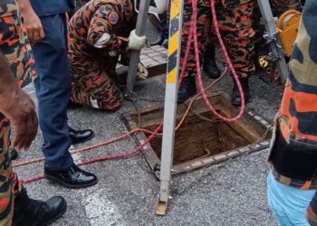 LUBANG pembentung berkedalaman kira-kira 4.5 meter tempat dua lelaki maut setelah terperangkap dalam kejadian di hadapan SMK Paya Kemunting, Jitra di Kubang Pasu. -IHSAN BOMBA
