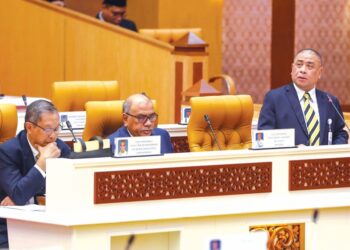 SAARANI Mohamad (kanan) menjawab soalan semasa Persidangan DUN Perak di Bangunan Perak Darul Ridzuan, Ipoh, Perak semalam. - UTUSAN/MUHAMAD NAZREEN SYAH MUSTHAFA