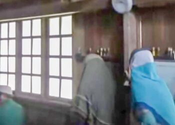 TANGKAP layar video menunjukkan pengunjung mengusap tiang yang didakwa menjadi tempat bersandar Nabi Khidir di Surau Tokku Paloh, Kuala Terengganu. - MEDIA SOSIAL