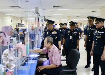AEDY Fadly Ramli (tengah) meninjau operasi di kaunter Bahagian Pelesenan Pemandu ketika mengadakan lawatang sulung di Ibu Pejabat JPJ Kedah di Alor Setar baru-baru ini. -UTUSAN/SHAHIR NOORDIN