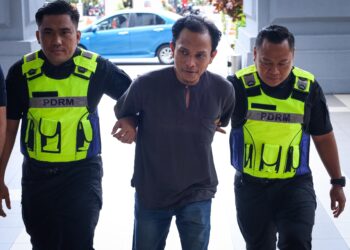 KEADAAN kereta Proton Wira dan Nissan Navara yang remuk selepas terlibat dalam kemalangan di Jalan Mengabang Lekor, Batu Rakit, Kuala Nerus, semalam.