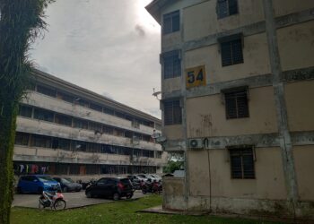 BLOK perumahan di mana seorang kanak-kanak lelaki dibiarkan tidur di kaki lima selepas didakwa dihalang masuk ke rumah keluarganya di Taman Air Biru, Pasir Gudang, Johor Bahru.