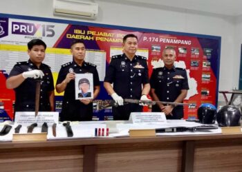 SAMMY Newton (dua kanan) dan pegawai IPD Penampang menunjukkan barang rampasan dan suspek kes samun yang masih diburu semasa sidang akhbar di Penampang hari ini.